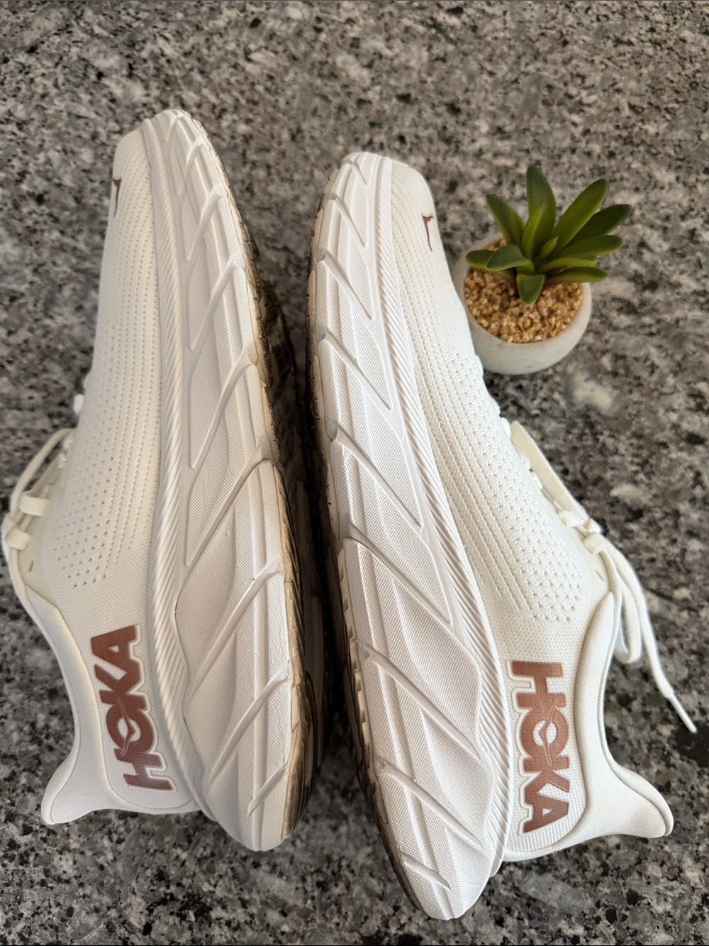 HOKA Arahi 7 road running Shoe Wm 9B 
shoes EUC no toe indentations
